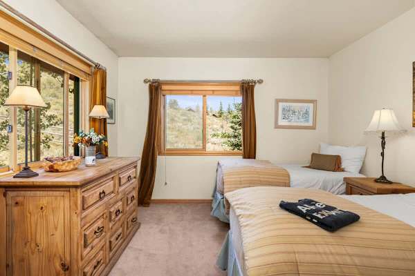 Abode at Gamble Oak, private hot tub, Deer Valley, steps to trails