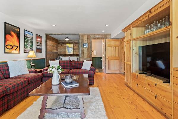 Abode at Gamble Oak, private hot tub, Deer Valley, steps to trails