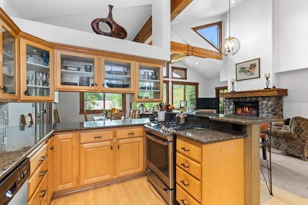 Abode at Gamble Oak, private hot tub, Deer Valley, steps to trails