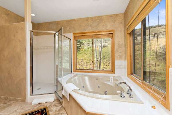 Abode at Gamble Oak, private hot tub, Deer Valley, steps to trails