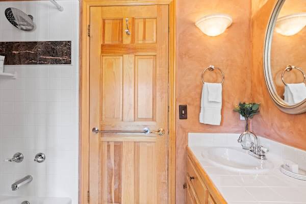 Abode at Gamble Oak, private hot tub, Deer Valley, steps to trails