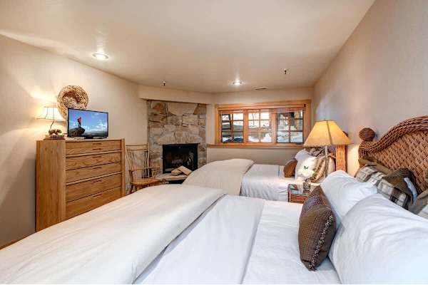 Abode at Cache, ski-in/ski-out, hot tub, Silver Lake village