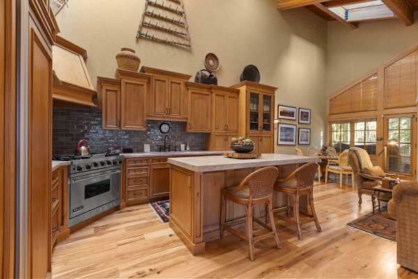 Abode at Cache, ski-in/ski-out, hot tub, Silver Lake village