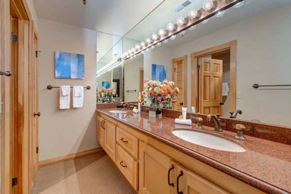 Abode at Cache, ski-in/ski-out, hot tub, Silver Lake village