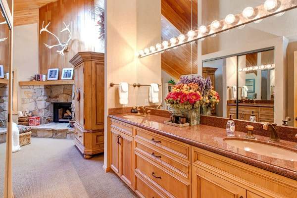 Abode at Cache, ski-in/ski-out, hot tub, Silver Lake village