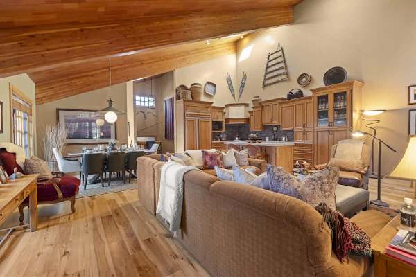 Abode at Cache, ski-in/ski-out, hot tub, Silver Lake village