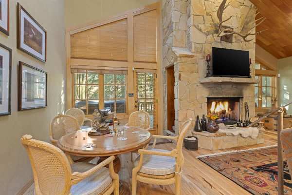 Abode at Cache, ski-in/ski-out, hot tub, Silver Lake village