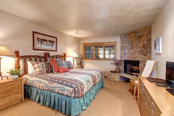 Abode at Cache, ski-in/ski-out, hot tub, Silver Lake village