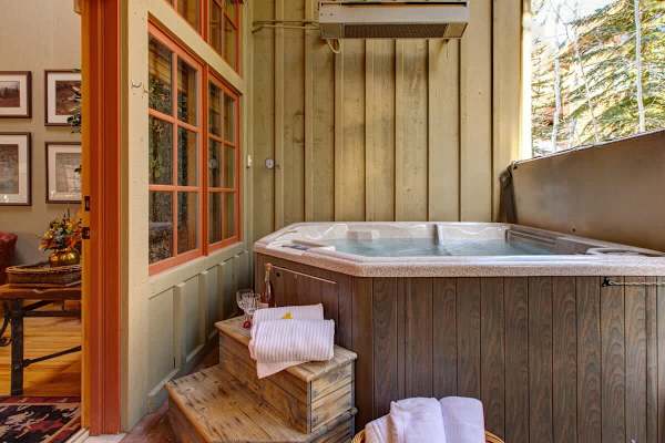 Abode at Cache, ski-in/ski-out, hot tub, Silver Lake village