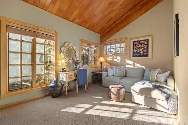 Abode at Cache, ski-in/ski-out, hot tub, Silver Lake village