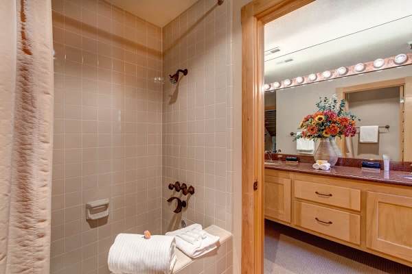 Abode at Cache, ski-in/ski-out, hot tub, Silver Lake village