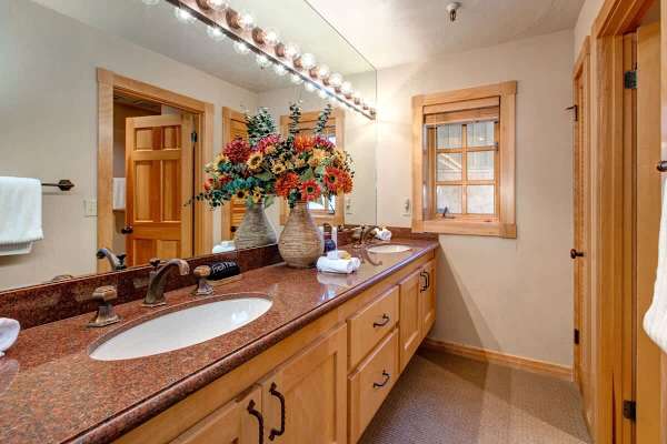 Abode at Cache, ski-in/ski-out, hot tub, Silver Lake village