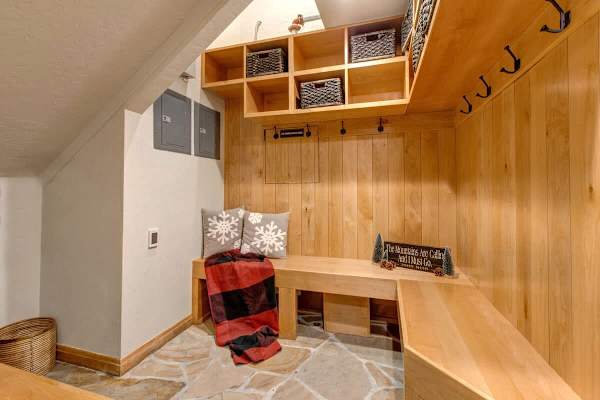 Abode at Cache, ski-in/ski-out, hot tub, Silver Lake village