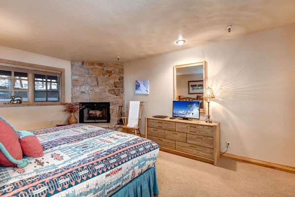 Abode at Cache, ski-in/ski-out, hot tub, Silver Lake village