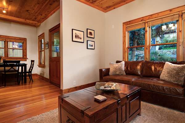 Abode at Silver Mountain, private hot tub, walk to historic Main Street