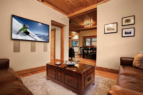 Abode at Silver Mountain, private hot tub, walk to historic Main Street