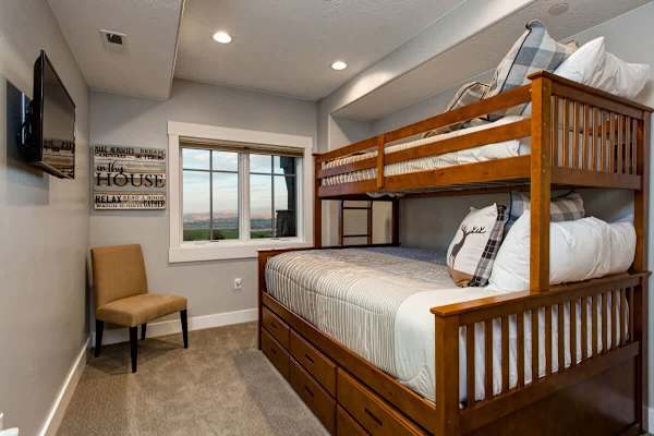 Abode at Fairway Springs, walk to gondola, canyons shuttle, hot tub