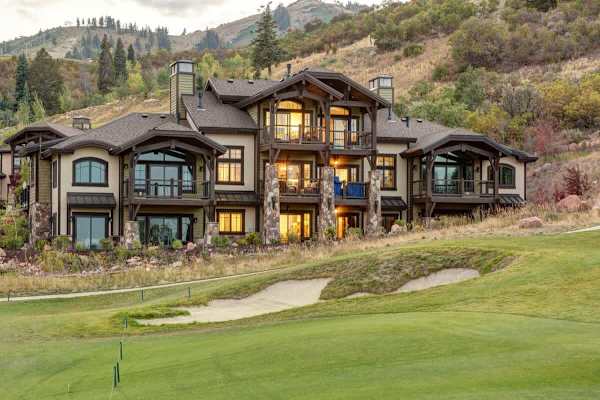 Abode at Fairway Springs, walk to gondola, canyons shuttle, hot tub