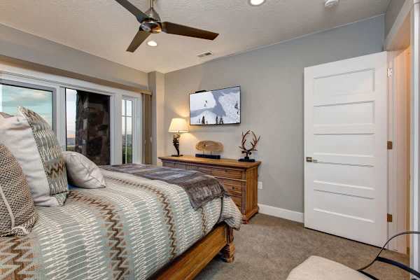 Abode at Fairway Springs, walk to gondola, canyons shuttle, hot tub