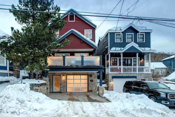 Abode at Pick 'N Shovel, private hot tub, walk to trails & Main Street