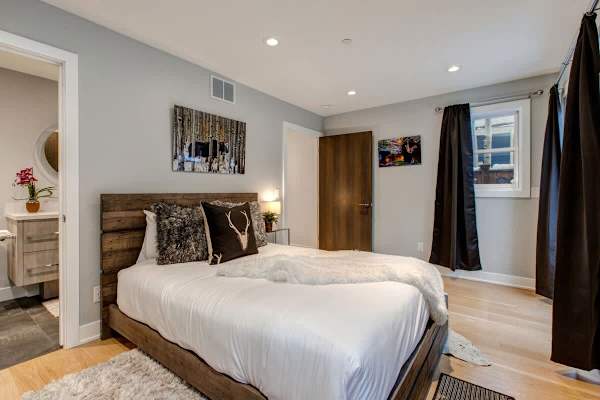 Abode at Pick 'N Shovel, private hot tub, walk to trails & Main Street