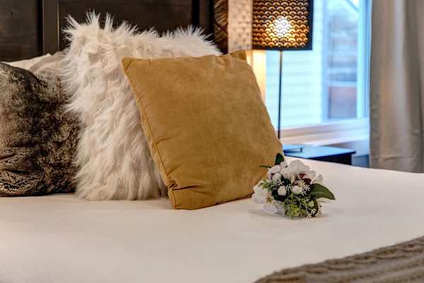 Abode at Pick 'N Shovel, private hot tub, walk to trails & Main Street