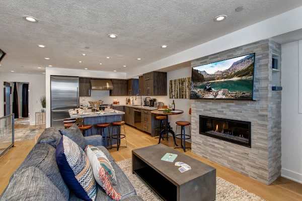 Abode at Pick 'N Shovel, private hot tub, walk to trails & Main Street