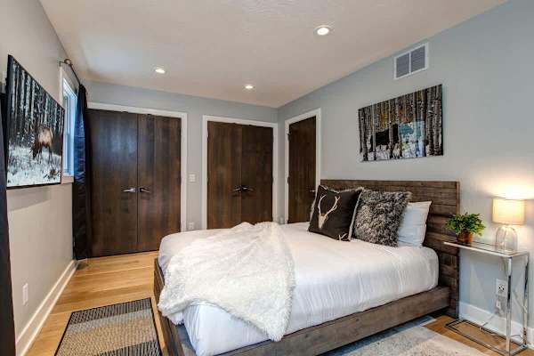 Abode at Pick 'N Shovel, private hot tub, walk to trails & Main Street