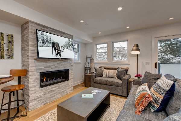 Abode at Pick 'N Shovel, private hot tub, walk to trails & Main Street