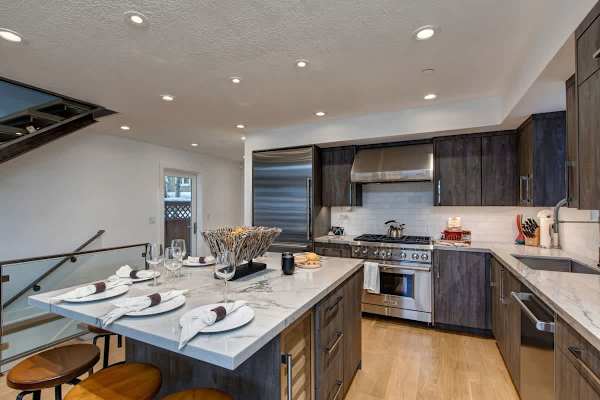 Abode at Pick 'N Shovel, private hot tub, walk to trails & Main Street