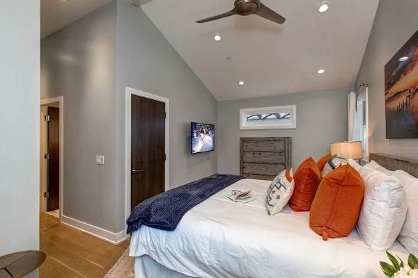 Abode at Pick 'N Shovel, private hot tub, walk to trails & Main Street