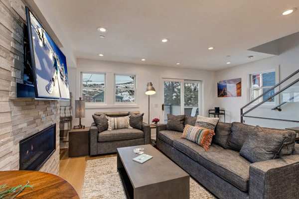 Abode at Pick 'N Shovel, private hot tub, walk to trails & Main Street