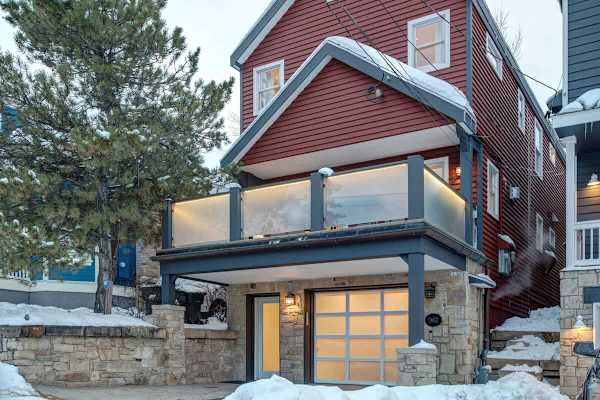 Abode at Pick 'N Shovel, private hot tub, walk to trails & Main Street