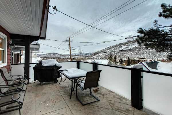 Abode at Pick 'N Shovel, private hot tub, walk to trails & Main Street