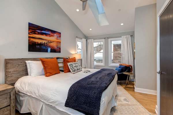 Abode at Pick 'N Shovel, private hot tub, walk to trails & Main Street