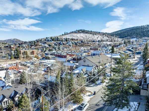 Abode at Powder Watch, private hot tub, heart of Park City, near ski lift