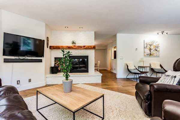 Abode at Loose Moose, private hot tub, walk to town lift, Old Town