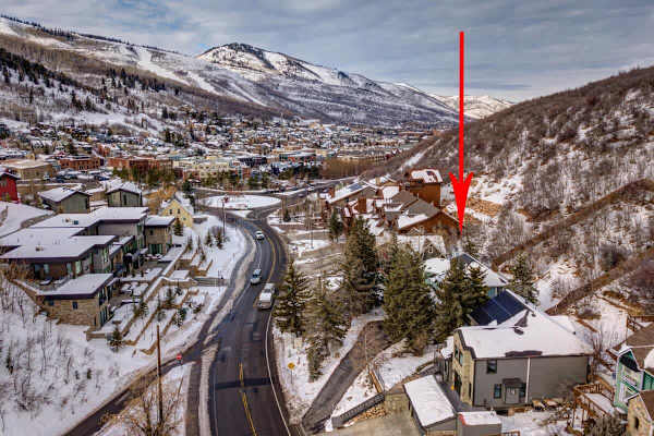 Abode at Loose Moose, private hot tub, walk to town lift, Old Town