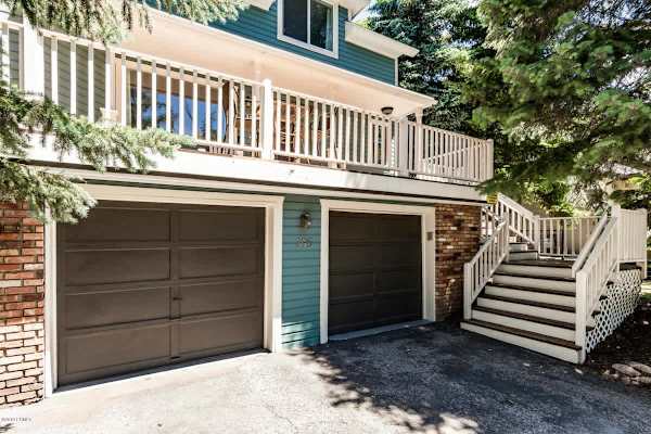 Abode at Loose Moose, private hot tub, walk to town lift, Old Town