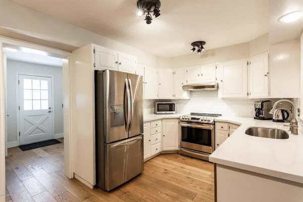 Abode at Loose Moose, private hot tub, walk to town lift, Old Town