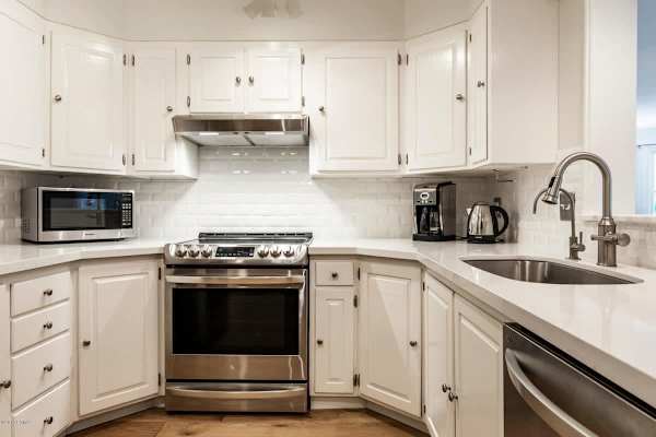 Abode at Loose Moose, private hot tub, walk to town lift, Old Town