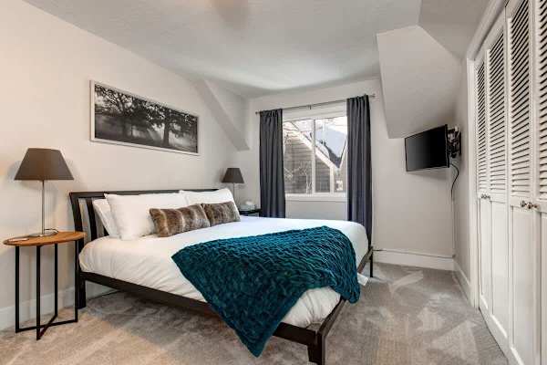 Abode at Loose Moose, private hot tub, walk to town lift, Old Town