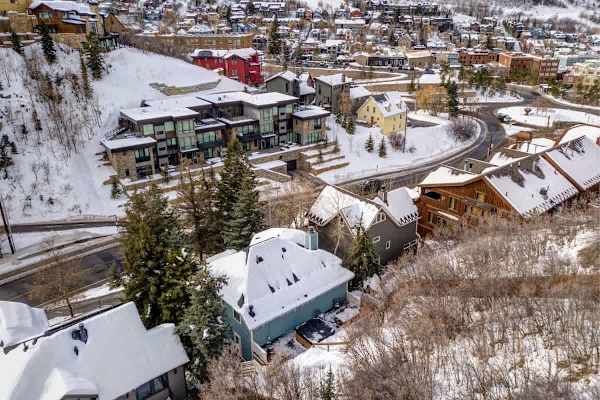 Abode at Loose Moose, private hot tub, walk to town lift, Old Town