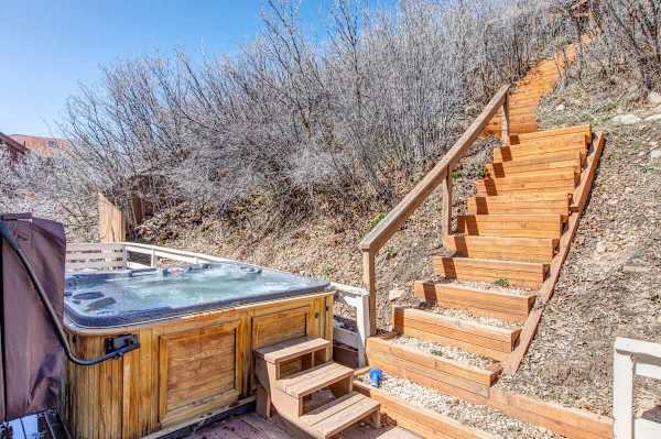 Abode at Loose Moose, private hot tub, walk to town lift, Old Town