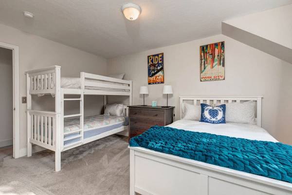 Abode at Loose Moose, private hot tub, walk to town lift, Old Town