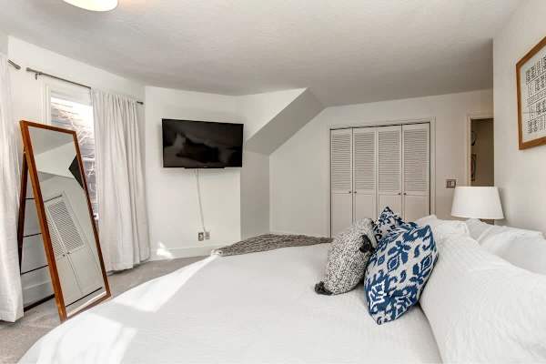 Abode at Loose Moose, private hot tub, walk to town lift, Old Town