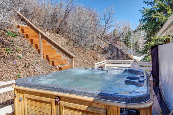 Abode at Loose Moose, private hot tub, walk to town lift, Old Town