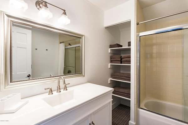 Abode at Loose Moose, private hot tub, walk to town lift, Old Town