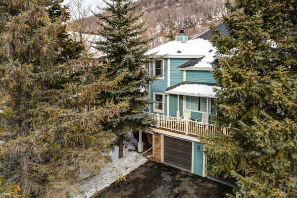 Abode at Loose Moose, private hot tub, walk to town lift, Old Town