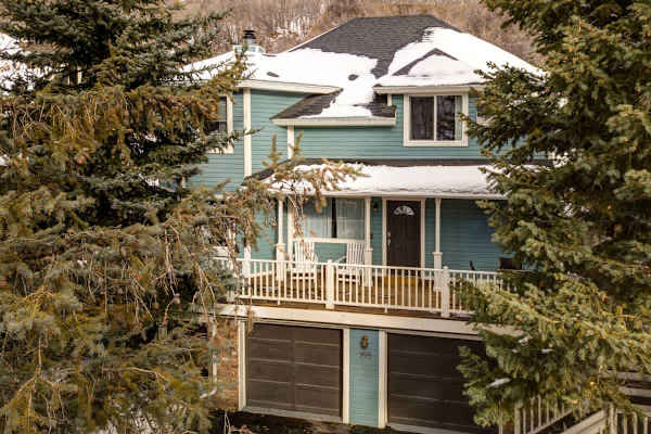 Abode at Loose Moose, private hot tub, walk to town lift, Old Town